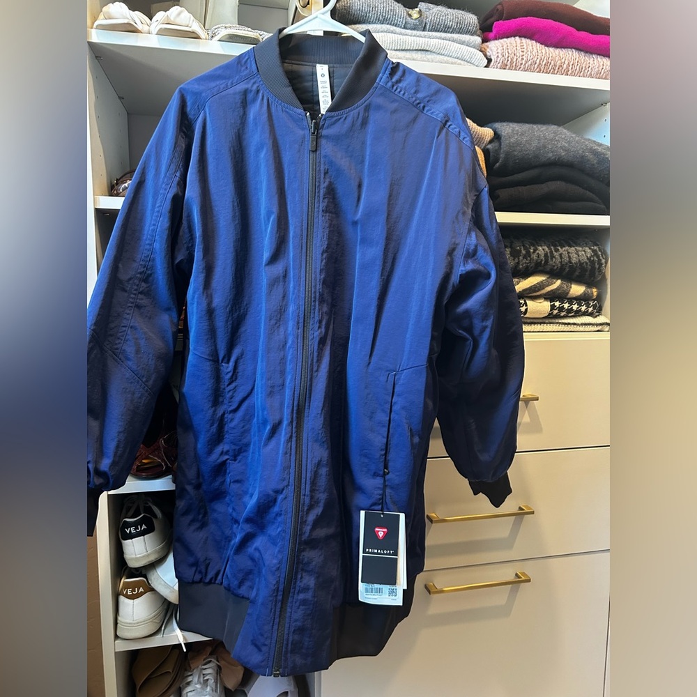 Lululemon athletica
REVERSIBLE WOMANS BOMBER JACKET NWT 4